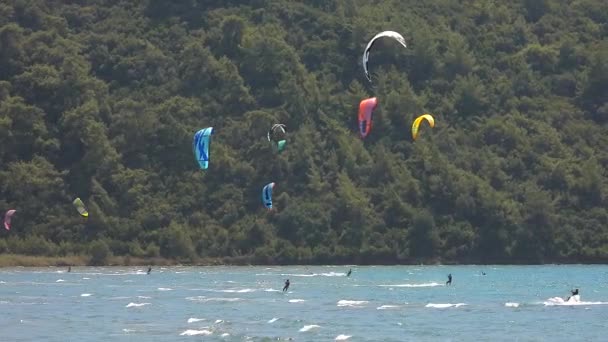 Kiteboarding Kitesurfing Kiter Kiteboarder Tažen Přes Vodu Pomocí Power Kite — Stock video