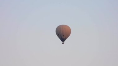 Pamukkale 'nin geçişlerinde sıcak hava balonları, turistik bir dünya mirası sahası. Askıya alınmış gondol sepeti üzerinden uçan balon yolcu sepetleri, enflasyon havacılarını ısıtıyor. Türkiye turizm turizmi anadolu bayramı 4K' da sabah yükseliyor.