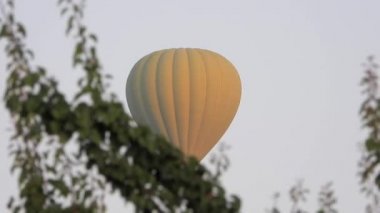 Pamukkale 'nin geçişlerinde sıcak hava balonları, turistik bir dünya mirası sahası. Askıya alınmış gondol sepeti üzerinden uçan balon yolcu sepetleri, enflasyon havacılarını ısıtıyor. Türkiye turizm turizmi anadolu bayramı 4K' da sabah yükseliyor.
