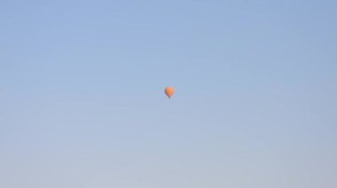 Pamukkale 'nin geçişlerinde sıcak hava balonları, turistik bir dünya mirası sahası. Askıya alınmış gondol sepeti üzerinden uçan balon yolcu sepetleri, enflasyon havacılarını ısıtıyor. Türkiye turizm turizmi anadolu bayramı 4K' da sabah yükseliyor.