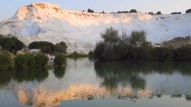 Pamukkale 'nin beyaz geçitlerinde yeşil göl. Kalsiyum karbonat travertin teras oluşumları. Sıcak pınardan gelen sularla birikmiş edimenter kayalar. Pamukkale kalesinin doğal miras alanı..