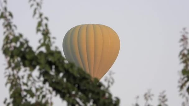 在世界自然遗产旅游胜地Pamukkale的中转站里放着热气球 气球飞过悬挂在吊顶的贡多拉柳条筐上的乘客使空中上升的通货膨胀率上升 — 图库视频影像