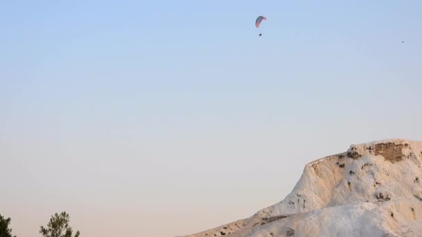 Hang Gliding Paraglider Travertines Pamukkale Touristic Natural World Heritage Site — Stock Video