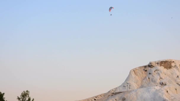 Závěsné Kluzák Paragliding Travertines Pamukkale Turistické Přírodní Dědictví Site Hang — Stock video