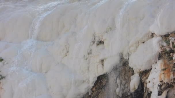 Weißes Travertingestein Das Mit Dem Kalziumkarbonat Mineral Wasser Gebildet Wird — Stockvideo