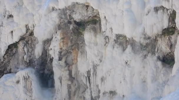 Bílá Travertinová Hornina Tvořená Minerálem Uhličitanu Vápenatého Vodě Sedimentární Uloženo — Stock video