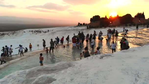 Ziyaretçiler Turistler Kalsiyum Karbonat Geçitlerini Geziyorlar Travertin Teras Oluşumları Sıcak — Stok video