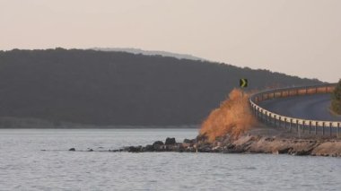 Deniz kenarında virajlı asfalt yol. Otoyol, sahil kıyısı kıyı şeridi kıyı kıyısı, kıyı kıyısı, deniz kıyısı, sivri teraslar körfez körfezi, eğri, eğri büğrü, kimsenin trafik arabası sinemasal arka planı yok..