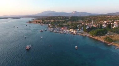 Türkiye 'nin deniz kıyısındaki küçük bir sahil kasabasında evler. Şehir teknesi liman limanı Türk hayatı inşa ediyor. Sakin sakin sakin sakin sakin sakin sahil kıyısı kıyı kıyısı kıyı kıyısı kıyı kıyı kıyı kıyı kıyı kıyı kıyı kıyı kıyı kıyı kıyı kıyı kıyı kıyı kıyı kıyı kıyı kıyı kıyı kıyı kıyı kıyı kıyı kıyı limanı.