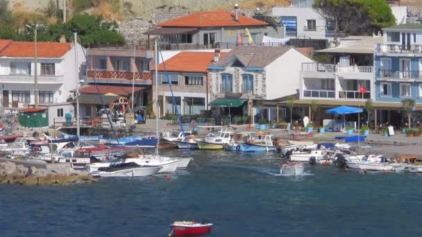 Domy Małym Nadmorskim Miasteczku Nad Morzem Turcji City Statek Przystań — Wideo stockowe