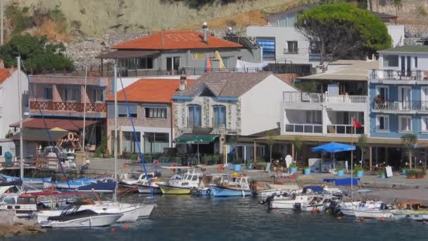 在土耳其的一个海滨小镇上的房子 城市船港湾码头房屋建造土耳其的生活小美丽的海岸线宁静宁静宁静宁静的海滨宁静的家乡景观自然景观简朴的标准街道 — 图库视频影像