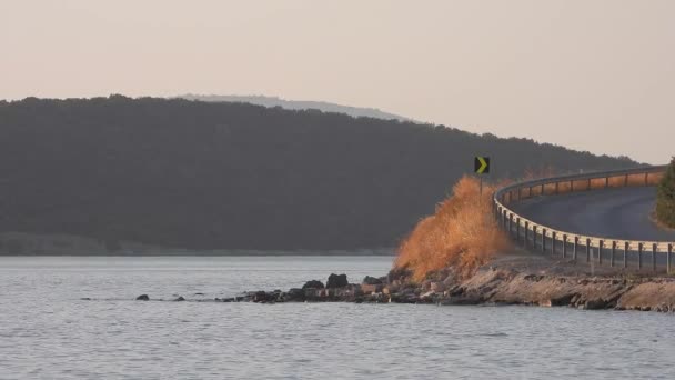 高速道路岬の岬の岬半島の海岸線海辺の海岸線海岸線水辺の沿岸の沿岸海のギザギザの海のテラス湾の入り口入り江手付かずの湾曲したなしトラフィック車映画的背景 — ストック動画