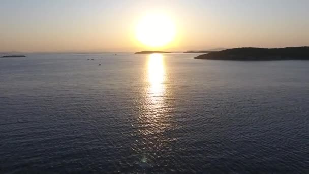 Barco Pesca Navegando Atardecer Reflejo Del Sol Noche Barcos Turísticos — Vídeos de Stock