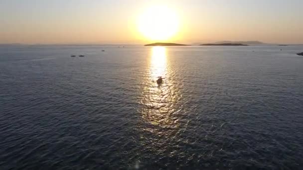 Barco Pesca Navegando Atardecer Reflejo Del Sol Noche Barcos Turísticos — Vídeos de Stock