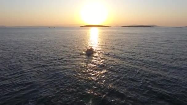 Barco Pesca Navegando Atardecer Reflejo Del Sol Noche Barcos Turísticos — Vídeos de Stock