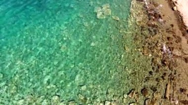 Koyun açık ve sığ deniz suları kayalık sahil şeridi ile çevrili. Parlak turkuaz okyanusların el değmemiş resifleri. Sahil taşlı kaya sahili kıyıları bozulmamış.