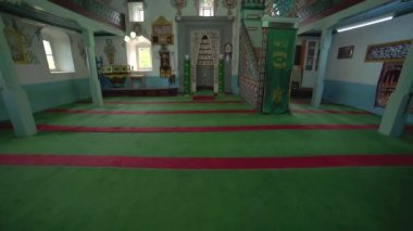 Müslüman cami öğretmeni Kuran 'ı küçük tarihi ahşap bir mescitte okuyor. Cami iç mimari, mistik, dua eden tanrı dini, gizemli dini İslam müslümanı, ibadethane, ibadet yeri, imam salah salaaat ruhani ruhani inanış Suriye.