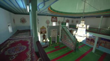 Müslüman cami öğretmeni Kuran 'ı küçük tarihi ahşap bir mescitte okuyor. Cami iç mimari, mistik, dua eden tanrı dini, gizemli dini İslam müslümanı, ibadethane, ibadet yeri, imam salah salaaat ruhani ruhani inanış Suriye.