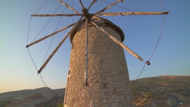 Oude Traditionele Historische Molen Aan Zee Bij Zonsondergang Windenergie Draaiende — Stockvideo