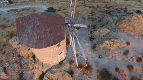 Oude Traditionele Historische Molen Aan Zee Bij Zonsondergang Windenergie Draaiende — Stockvideo