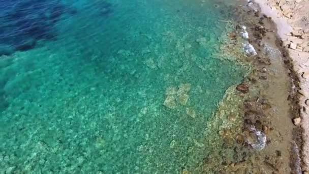 Acque Marine Limpide Poco Profonde Della Baia Circondata Costa Rocciosa — Video Stock