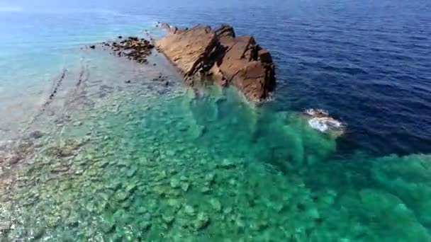 Acque Marine Limpide Poco Profonde Della Baia Circondata Costa Rocciosa — Video Stock