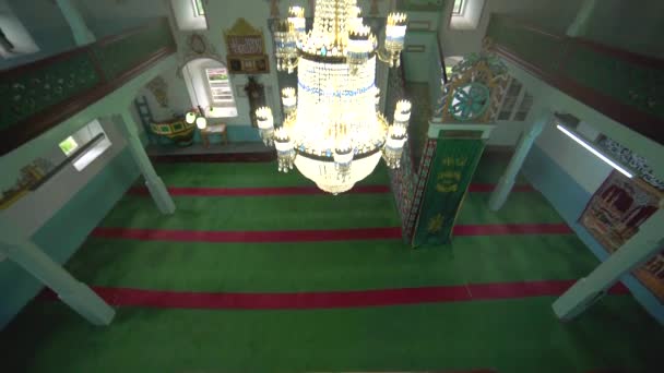 Учитель Мусульманской Мечети Читает Куран Небольшой Исторической Деревянной Мечети Внутренняя — стоковое видео