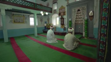 Müslüman cami öğretmeni cübbe ve türbanla küçük tarihi ahşap mescitte dua ediyor. İçsel mistik insanlar, tanrıya dua ediyor. Gizemli dini İslam müslümanlığı, ibadet yeri Endonezya Pakistan Hindistan Bangladeş Türkiye Libya