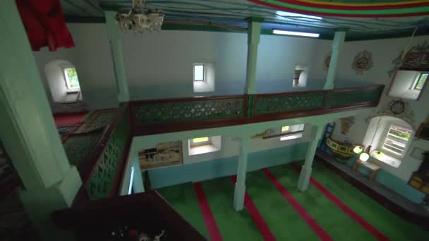 Учитель Мусульманской Мечети Читает Куран Небольшой Исторической Деревянной Мечети Внутренняя — стоковое видео