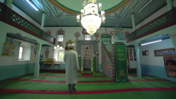 Maestro Mezquita Musulmana Una Bata Turbante Pequeña Mezquita Histórica Madera — Vídeo de stock