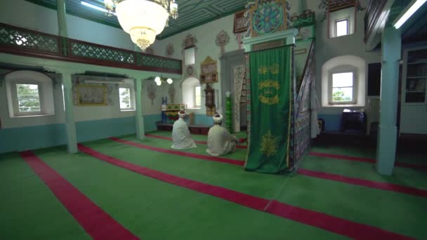 小さな歴史的な木製のマスジドでのローブとターバンでのイスラム教徒のモスク教師 内部の神秘的な人々は神の宗教を祈る神秘的な宗教イスラム教のイスラム教のイスラム教の礼拝の場所インドネシアパキスタンインドバングラデシュトルコリビア — ストック動画