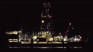 Gece lambalı açık deniz petrol platformu. Petrol sondajı ham petrol sondajı kıta sahanlığı sabitleme platformu insan yapımı yüzer mavna rampası rampası sanayi platformu depolama kulesi enerjisi 4K