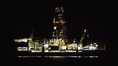 Gece lambalı açık deniz petrol platformu. Petrol sondajı ham petrol sondajı kıta sahanlığı sabitleme platformu insan yapımı yüzer mavna rampası rampası sanayi platformu depolama kulesi enerjisi 4K