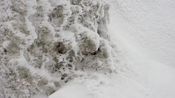 Warstwy Śniegu Gromadzące Się Skale Twardej Burzliwej Zimnej Pogodzie Spadające — Wideo stockowe