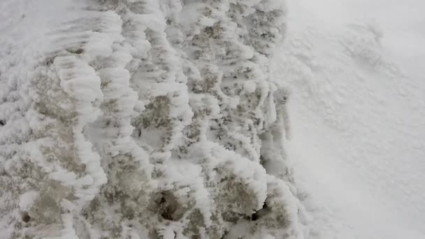 Schneeschichten Sammeln Sich Auf Felsen Harten Stürmischen Kalten Winter Fallen — Stockvideo