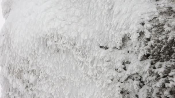 Warstwy Śniegu Gromadzące Się Skale Twardej Burzliwej Zimnej Pogodzie Spadające — Wideo stockowe