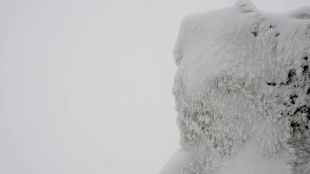 雪の層は 冬の厳しい嵐の寒さの中で岩の上に蓄積します 石の嵐のサフリ山の雪氷の表面氷の凍結風の風自然白最初の霜山平野斜面尾根丘陵の丘のピーク頂上を閉じます — ストック動画