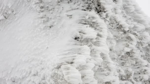 Schneeschichten Sammeln Sich Auf Felsen Harten Stürmischen Kalten Winter Fallen — Stockvideo