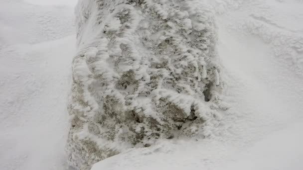 Strati Neve Che Accumulano Sulla Roccia Forte Tempesta Freddo Inverno — Video Stock