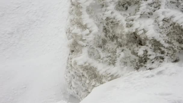 Schneeschichten Sammeln Sich Auf Felsen Harten Stürmischen Kalten Winter Fallen — Stockvideo