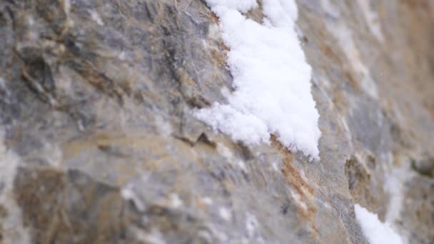 Στρώματα Χιονιού Συσσωρεύονται Στο Βράχο Σκληρό Θυελλώδη Κρύο Χειμώνα Πτώση — Αρχείο Βίντεο