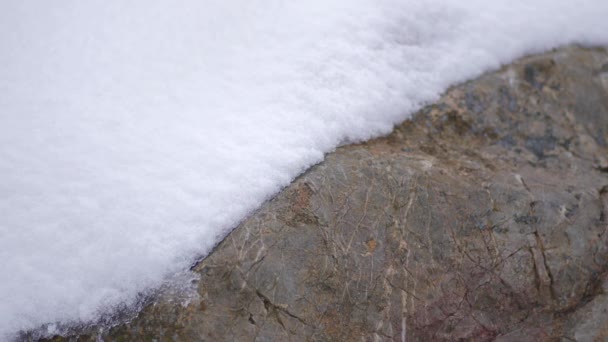 Strati Neve Che Accumulano Sulla Roccia Forte Tempesta Freddo Inverno — Video Stock