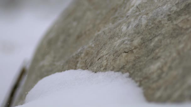 Capas Nieve Que Acumulan Roca Duro Clima Frío Tormentoso Invierno — Vídeos de Stock