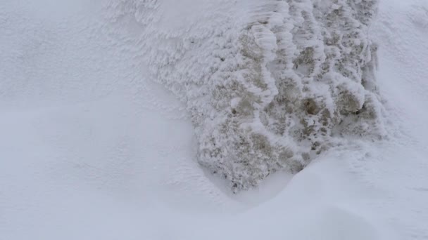 Снежные Слои Накапливаются Скале Суровую Бурную Холодную Погоду Зимний Период — стоковое видео
