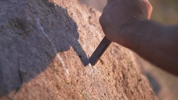 Oude Man Grot Schilderen Schrijven Historische Inscriptie Graffiti Rots Oppervlak — Stockvideo