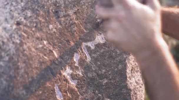 Alte Mann Höhlenmalerei Und Schreiben Historische Inschrift Graffiti Auf Felsoberfläche — Stockvideo