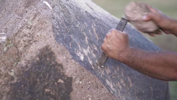 Forntida Man Grotta Målning Och Skriva Historisk Inskription Graffiti Bergytan — Stockvideo