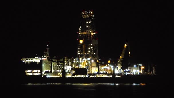 Plataforma Petróleo Offshore Com Luzes Noturnas Equipamento Perfuração Petróleo Gás — Vídeo de Stock