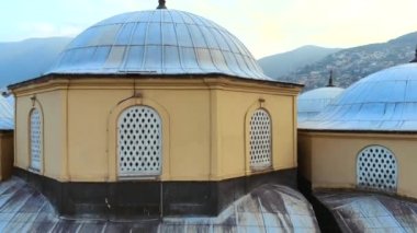 İnsansız hava aracıyla Bursa tarihi büyük camiinin havadan görünüşü. Minare mistik tanrı dini gizemli ruhani din Osmanlı ibadet yeri Büyük Camii Ulu Camii Kubbesi Müslüman Müslümanlar için Seljuk Türk desenleri 4K