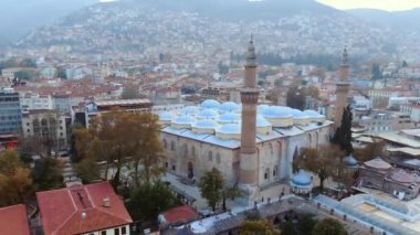 İnsansız hava aracıyla Bursa tarihi büyük camiinin havadan görünüşü. Minare mistik tanrı dini gizemli ruhani din Osmanlı ibadet yeri Büyük Camii Ulu Camii Kubbesi Müslüman Müslümanlar için Seljuk Türk desenleri 4K